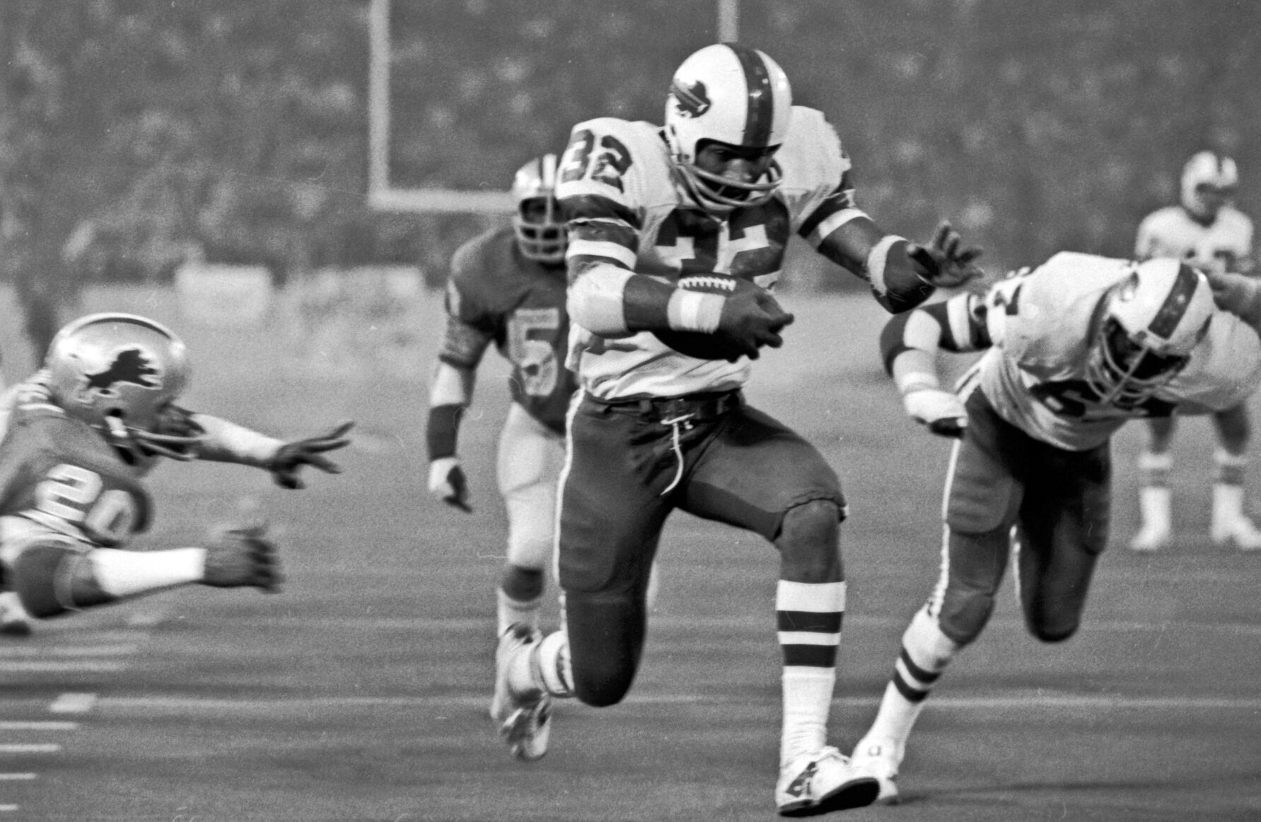 1976: Buffalo's O.J. Simpson rushes for 273 yards, 2 TDs in Thanksgiving Day win